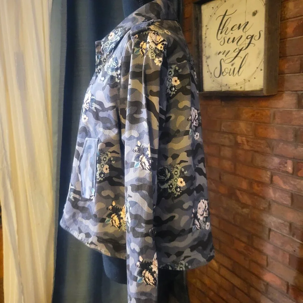NWOT Montana Co Floral/Camo in Greens/Cream Cropped Front Jacket - Size L